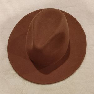 Gigi Pip Wes fedora